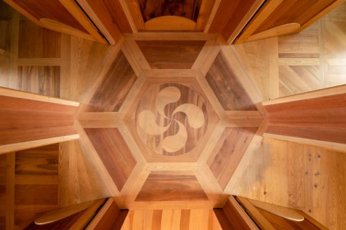 Ébéniste Thierry Dubois, art des choix du bois, photographie en lumière naturelle.