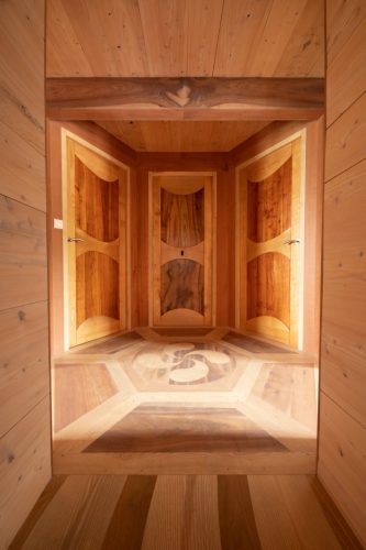 Ébéniste Thierry Dubois, art des choix du bois, photographie en lumière naturelle.