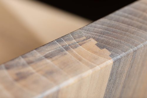 Ébéniste Thierry Dubois, art des choix du bois, photographie de studio.