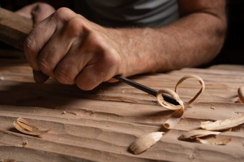Ébéniste Thierry Dubois, art des choix du bois, reportage sur les gestes d'artisan à Darbre, Ardèche.