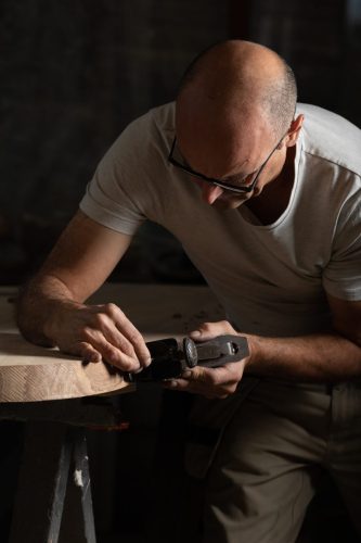 Ébéniste Thierry Dubois, art des choix du bois, reportage sur les gestes d'artisan à Darbre, Ardèche.