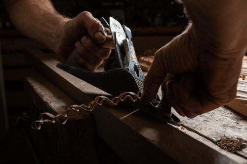 Ébéniste Thierry Dubois, art des choix du bois, reportage sur les gestes d'artisan à Darbre, Ardèche.