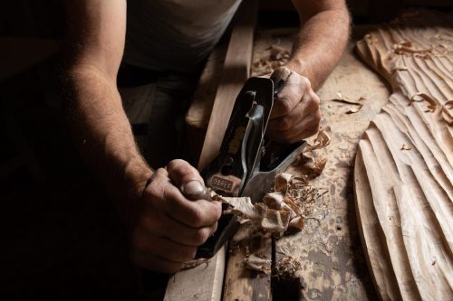 Ébéniste Thierry Dubois, art des choix du bois, reportage sur les gestes d'artisan à Darbre, Ardèche.