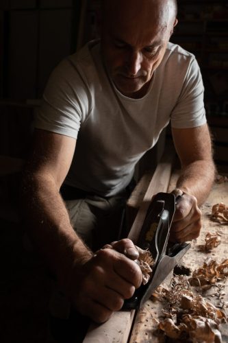 Ébéniste Thierry Dubois, art des choix du bois, reportage sur les gestes d'artisan à Darbre, Ardèche.