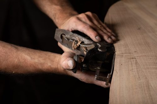 Ébéniste Thierry Dubois, art des choix du bois, reportage sur les gestes d'artisan à Darbre, Ardèche.