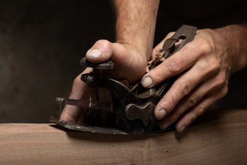 Ébéniste Thierry Dubois, art des choix du bois, reportage sur les gestes d'artisan à Darbre, Ardèche.