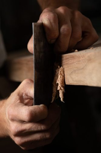 Ébéniste Thierry Dubois, art des choix du bois, reportage sur les gestes d'artisan à Darbre, Ardèche.
