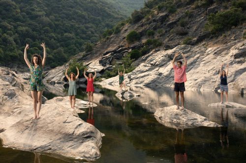 Collectif danse la rue de Lyon, au bord du Chassezac, séance du 9 Août 2025.