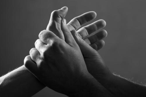 Massage des mains réalisé par Sasha Carre et Ludovic Wautier, modèle : Sylvain, séance du 24 Mars 2025.