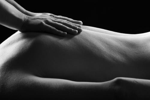 Massage allongé réalisé par Sasha Carre et Ludovic Wautier, modèle : Sylvain, séance du 24 Mars 2025.